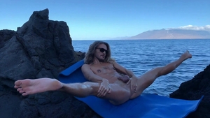 AlternaDudes: Surfer Daddy Keleb Gets Flexible & Fappy
